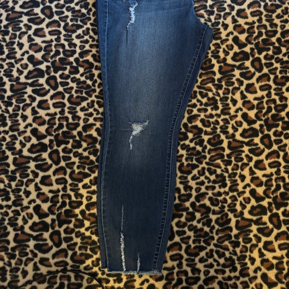 Jennifer Lopez Skinny Ankle Jeans - Picture 7 of 8